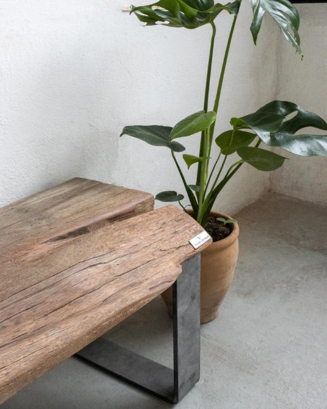 SALON TV table