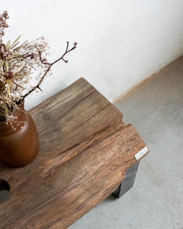 SALON TV table