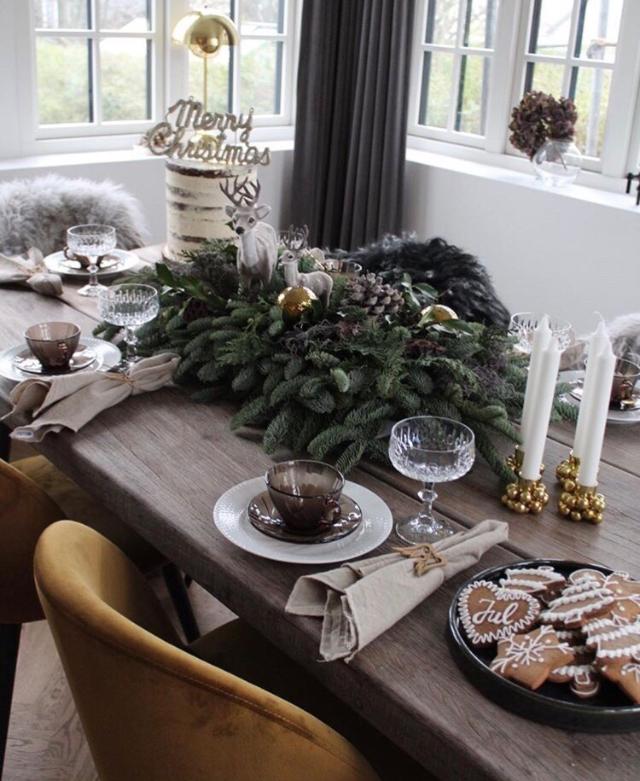 How to decorate a beautiful and natural plank table for Christmas