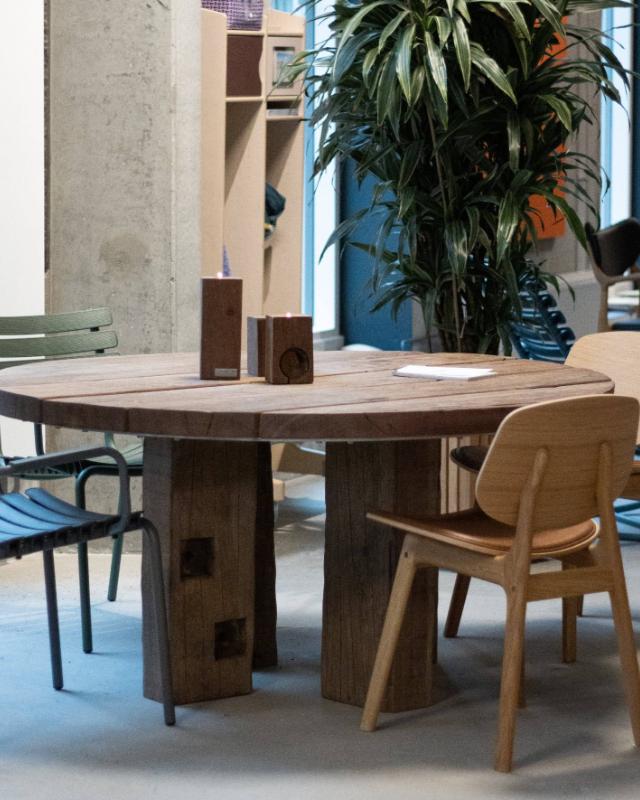 GLOBE plank table